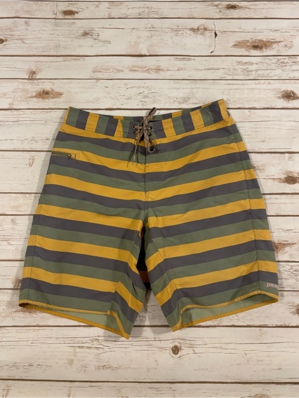 Patagonia® Worn Wear M's Wavefarer® Board Shorts Yucca Size 34